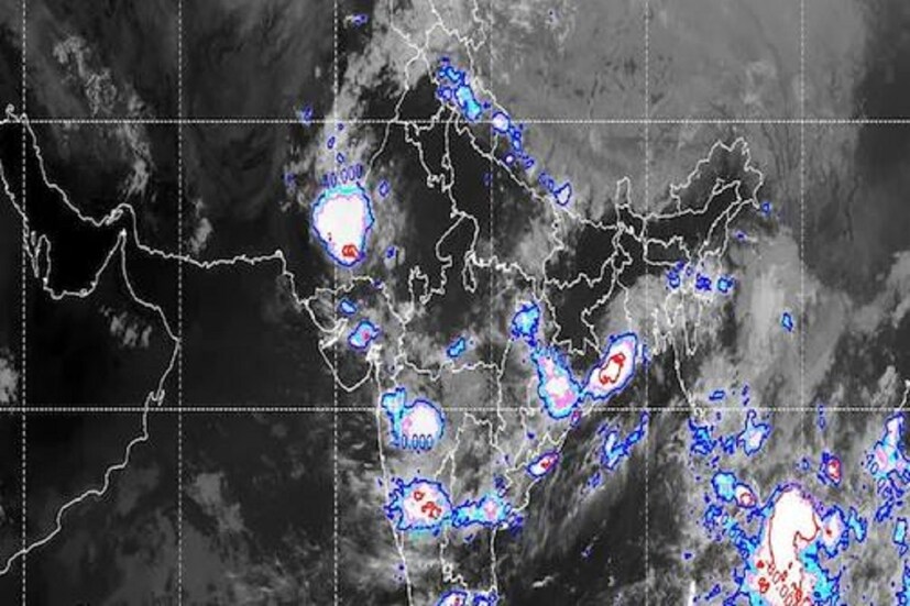 #কলকাতা: মৌসম বিভাগের (IMD) জারি করা আবহাওয়ার পূর্বাভাস (Weather Update) অনুযায়ি ১৩ টি রাজ্য ভাসতে চলেছে প্রবল বৃষ্টিতে৷ পশ্চিমবঙ্গে প্রবল বৃষ্টির (Heavy Rain in West Bengal) পাশাপাশি পশ্চিম রাজস্থান, গুজরাত, উত্তর ছত্তিশগড়, ওড়িশা, গাঙ্গেয় পশ্চিমবঙ্গ, হিমাচল প্রদেশ, উত্তরাখণ্ড, মহারাষ্ট্র, উত্তর ও দক্ষিণ কর্ণাটক, গোয়া, উপকূলবর্তী অন্ধ্রপ্রদেশ, উত্তর তামিলনাড়ুর বেশ কিছু অংশে আগামী ৩-৪ ঘণ্টায় প্রবল বৃষ্টি (Heavy Rain) হবে৷ বজ্রবিদ্যুৎ (Heavy Rain with Thunderstorm) সহ এই ভারী ও মাঝারি বৃষ্টি হওয়ার সম্ভবনা ওয়েদার আপডেটে জানিয়েছে আইএমডি৷ Photo Courtsey- IMD/Sattelite Picture 