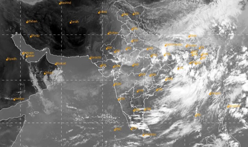 এদিকে শুক্রবার সকালে উপগ্রহ চিত্রে যেভাবে নিম্নচাপটি ঘণীভূত হতে দেখা যাচ্ছিল তাতে ফের কলকাতা (Kolkata) ও দক্ষিণবঙ্গে (South Bengal) আবহাওয়ার আপডেট (Weather Update) খারাপ৷ বুধবার অবধি কলকাতা সহ দক্ষিণবঙ্গে প্রবল বৃষ্টিতে ভেসেছে মধ্যে একদিনের বৃষ্টি থেকে খানিকটা মুক্তি মিলতে না মিলতেই ফের প্রবল দুর্যোগের (Massive Thunderstorm and rain) আশঙ্কা৷ বঙ্গোপসাগরে ঘণীভূত নিম্নচাপ (Depression over bay of bengal) আরও গভীর হয়েছে৷ এবার তা গাঙ্গেয় পশ্চিমবঙ্গ ও ওড়িশা উপকূলের দিকে এগোচ্ছে৷ Photo Courtesy- IMD/Sattelite Pic