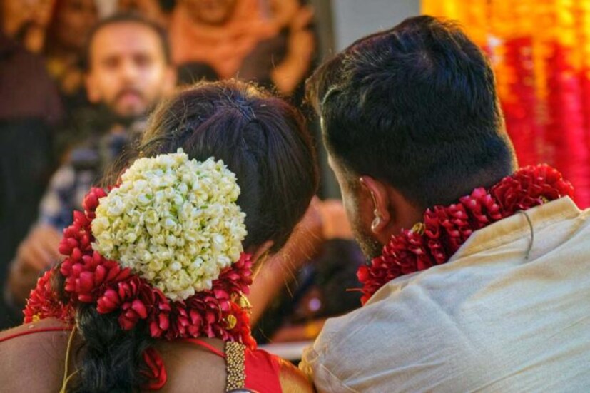 আপনি যদি একজন ওয়ার্কিং মহিলা  হন তবে বিয়ের আগে এই দায়িত্বগুলি নিয়ে আলোচনা করা বুদ্ধিমানের কাজ হবে। আপনার ভবিষ্যৎ সঙ্গীকে আগে থেকেই খুলে বলুন আপনি কোন দায়িত্ব পালন করতে চান আর কোনটি নয়। এই ক্ষেত্রে ছেলে-মেয়ের মধ্যে বোঝাপড়াটা আগেই থাকলে পরে সমস্যা কম হবে।