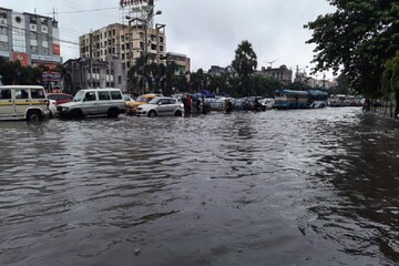 সকাল থেকে ভারী বৃষ্টি শহরে, বিপদ কমার আগেই আরও এক অশনিসংকেত