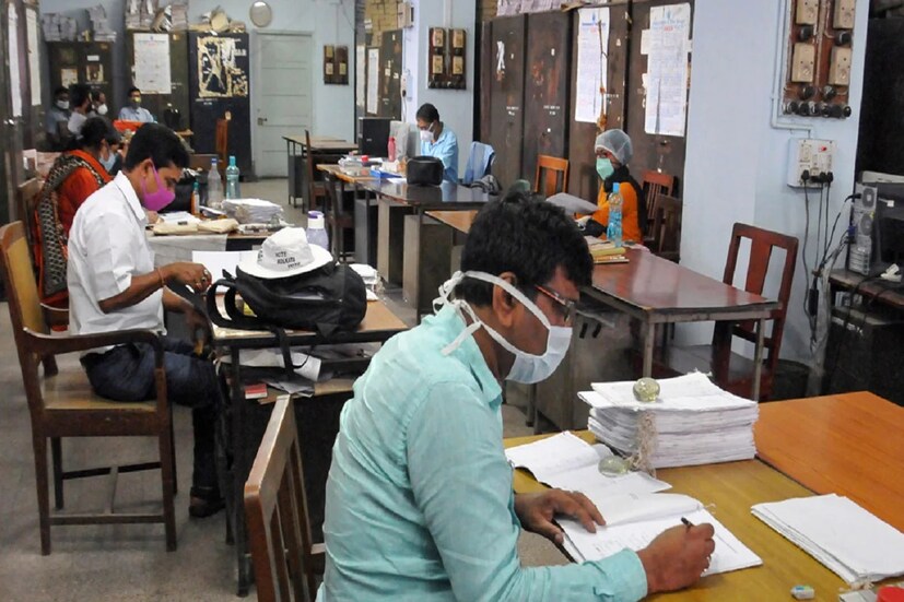 বেসরকারি ক্ষেত্রে বা ছোট বড় কোনও ব্যবসায়িক প্রতিষ্ঠান ক্ষেত্রে কর্মচারীদের অফিসে আনার ক্ষেত্রে কোভিড বিধি মানতেই হবে। অফিস চালাতে হলে কর্মচারীদের টিকার দুটি ডোজ থাকা বাধ্যতামূলক। নবান্ন চাইছে অফিসগুলি এখনও work-from-home-কেই প্রাধান্য দিক।