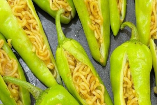 সে কী, এমনও হয়? লঙ্কার ভিতরে ম্যাগি দিয়ে মির্চি-ম্যাগি! তুমুল ভাইরাল