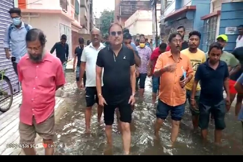 রবি-সোমের টানা বৃষ্টিতে জলময় গোটা শহর কলকাতা ও দক্ষিণবঙ্গের বিস্তীর্ণ এলাকা। বাদ যায়নি কামারহাটিও। বেশিরভাগ জায়গায় আজ মঙ্গলবারও সম্পূর্ণ জলমগ্ন। এদিন সকালে বৃষ্টির বেগ কমেছে ঠিকই কিন্তু যেই সমস্ত নিচু জায়গায় জল ঢুকেছে সেগুলির আজও একই হাল। বিদ্যুৎহীন বহু এলাকা। কামারহাটি (Kamarhati) এলাকায় এদিন দুপুরে পরিস্থিতি খতিয়ে দেখতে জলে নামলেন কামারহাটির বিধায়ক মদন মিত্র (Madan Mitra)।