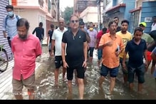 বৃষ্টিতে নদী কামারহাটি! প্যান্ট গুটিয়ে 'জলপথে' বিধায়ক মদন মিত্র, যা বললেন 'দাদা' বৃষ্টিতে নদী কামারহাটি! প্যান্ট গুটিয়ে 'জলপথে' বিধায়ক মদন মিত্র, যা বললেন 'দাদা'