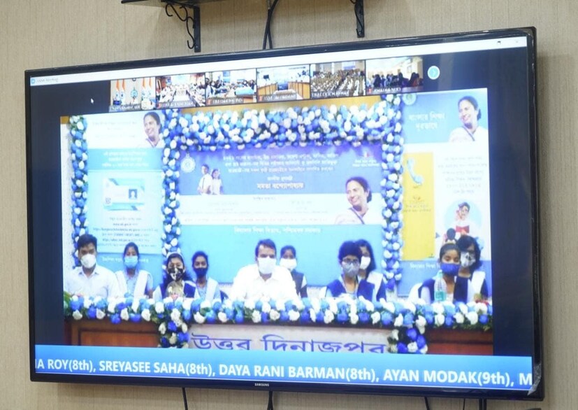  এতদিন পাওয়া যেত মাধ্যমিক বা উচ্চ মাধ্যমিকে ৭৫ শতাংশ নম্বর পেলে। এবার রাজ্য সরকার সেই প্রাপ্ত নম্বর অনেকটাই কমিয়ে দিচ্ছে। স্কলারশিপের আওতায় আসার জন্য। 