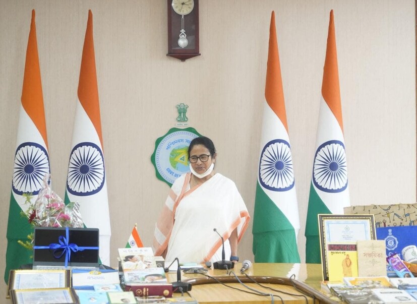২০১৬ সাল থেকে মুখ্যমন্ত্রী মমতা বন্দ্যোপাধ্যায়ের স্কলারশিপ প্রকল্প শুরু করেন। এবার তুলনায় কম নাম্বার পাওয়া ছাত্র-ছাত্রীরাও যাতে এই স্কলারশিপ এর সুবিধা পায় সেই দিকে লক্ষ্য রেখেই এই সিদ্ধান্ত নিয়েছে রাজ্য সরকার। উল্লেখ্য এমফিল, পিএইচডি, মেডিক্যাল, ইঞ্জিনিয়ারিং পড়ুয়ারাও এই স্কলারশিপ পেতে পারেন।