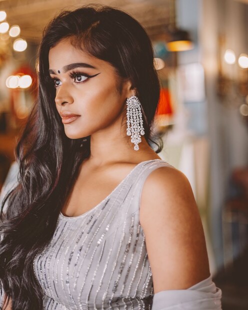 গোড়ালি প্যান্ট এবং ঘাগড়া  এই ধরনের পোশাক বর্তমান ফ্যাশন ট্রেন্ডে বেশ সহজেই মানিয়ে যায়। তাই এই লুককে আরও বাড়িয়ে তুলতে অ্যাঙ্কেল কাড়া পরতে ভুললে চলবে না।
