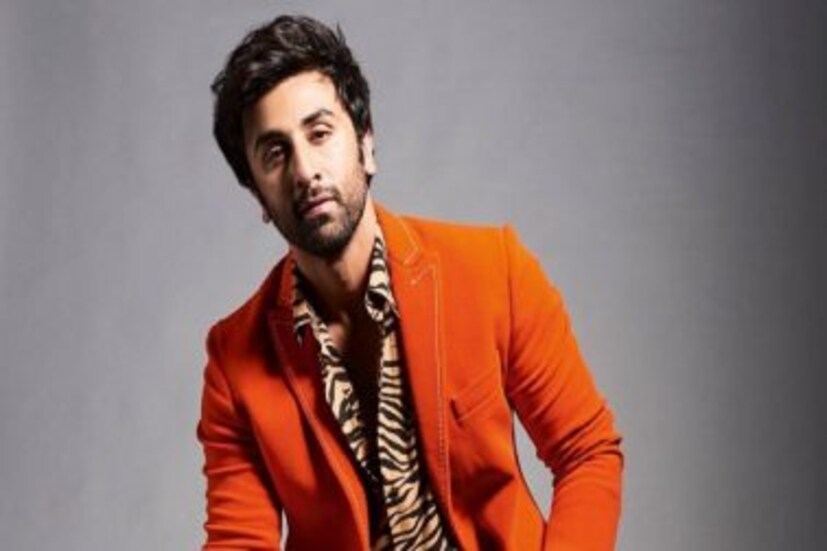 বলিউডের রাজপরিবার কাপুরদের রাজপুত্র রণবীর কাপুর (Ranbir Kapoor)। ঋষি কাপুর ও নীতু সিংয়ের ছেলে রণবীরের মঙ্গলবার জন্মদিন (Ranbir Kapoor Birthday Special)। বলিউডের অন্যতম জনপ্রিয় অভিনেতা এবং তারকা রণবীর এদিন ৩৯ বছরে পা দিলেন (Ranbir Kapoor Birthday Special)। পরিবার ও প্রিয় মানুষেরা কী ভাবে তাঁর জন্মদিন সেলিব্রেট করছেন, তা এখনও জানা না গেলেও, বলিউডে তাঁর অসংখ্য 'প্রেমিকা'র নাম শোনাই যায়। একাধিক সময় একাধিক নায়িকার সঙ্গে সম্পর্কে জড়িয়েছেন রণবীর কাপুর (Ranbir Kapoor)। যদিও এখনও তিনি সিঙ্গল এবং বলিউডের মোস্ট এলিজেবল ব্যাচেলর (Ranbir Kapoor Birthday Special)। এক ঝলকে দেখে নিন, রণবীরের গার্লফ্রেন্ডদের তালিকা। 