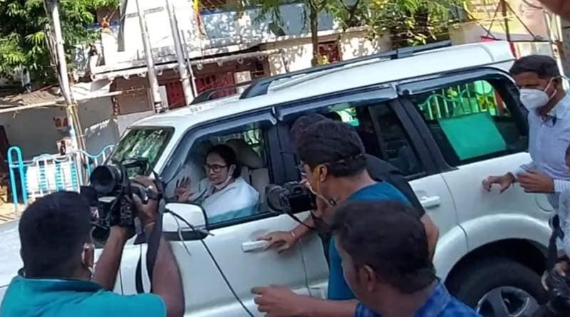 দেওয়াল লিখন দেখে গাড়ি থামালেন নেত্রী 