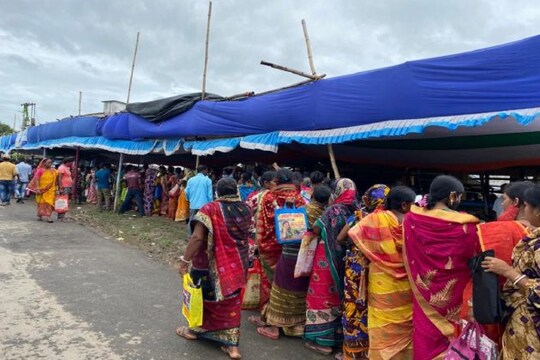 নন্দীগ্রামের দুয়ারে সরকার ক্যাম্পে সাধারণ গৃহবধূদের লাইন।