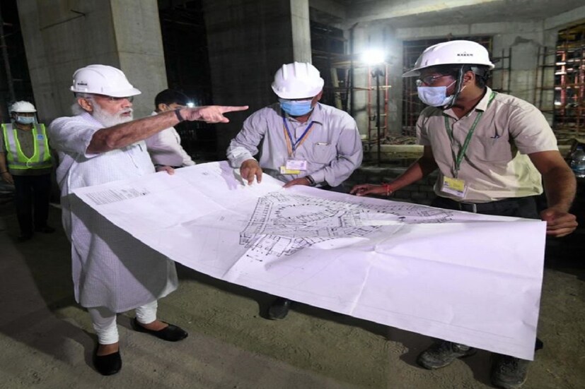 রবিবার সন্ধ্যায় হঠাৎই নতুন সংসদ ভবনের নির্মাণ কাজ দেখতে হাজির হলেন প্রধানমন্ত্রী নরেন্দ্র মোদি৷ সেন্ট্রাল ভিস্তা প্রকল্পের অধীনে নতুন সংসদ ভবন তৈরি হচ্ছে৷ নির্মাণস্থলে হাজির হয়ে কাজ খতিয়ে দেখার পাশাপাশি ইঞ্জিনিয়ার, নির্মাণ কর্মীদের সঙ্গে কথা বলেন প্রধানমন্ত্রী৷ 