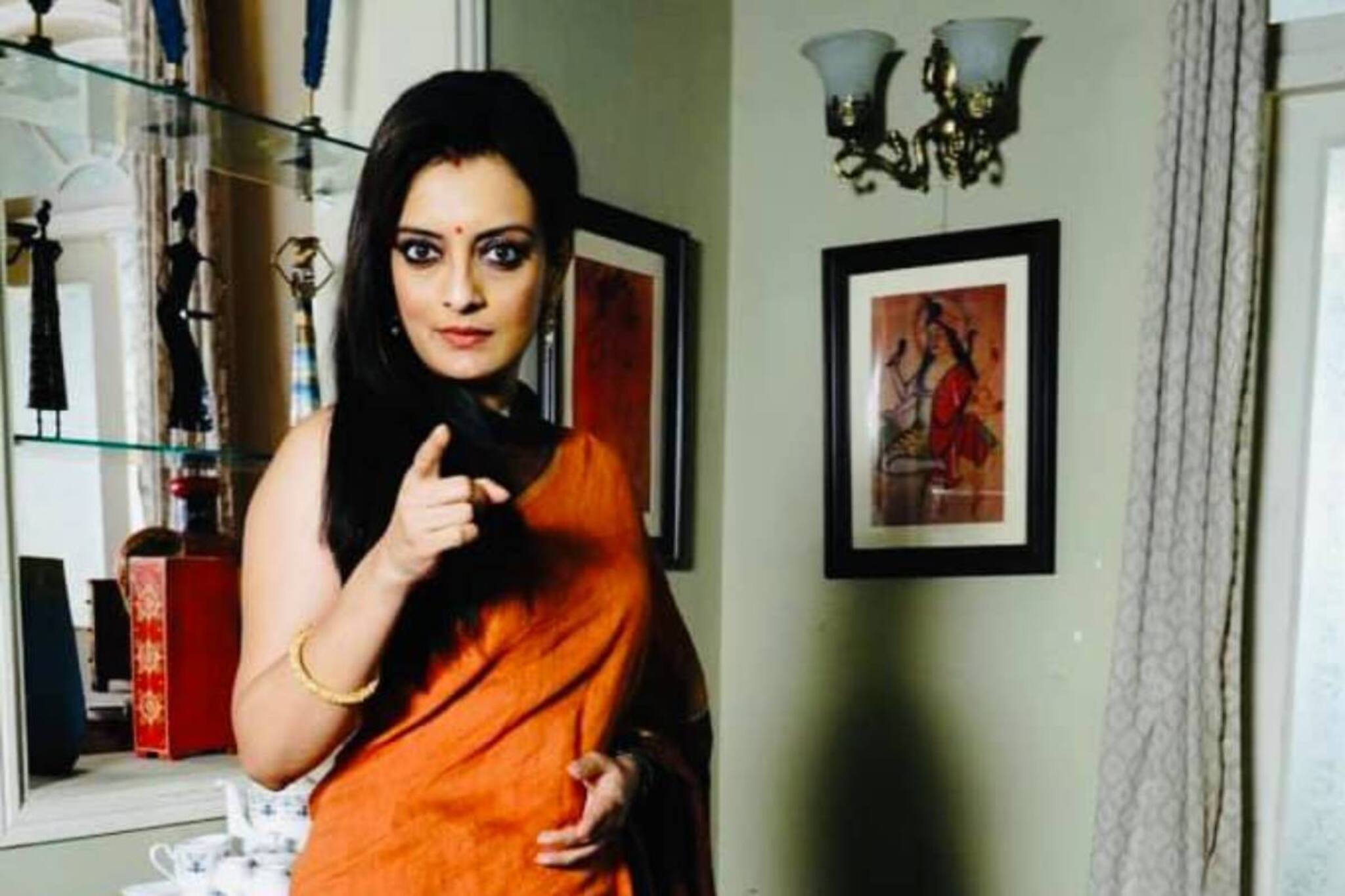 দীর্ঘদিন বাইরে থাকার পর ‘বাড়ি’ ফিরলেন জুন আন্টি