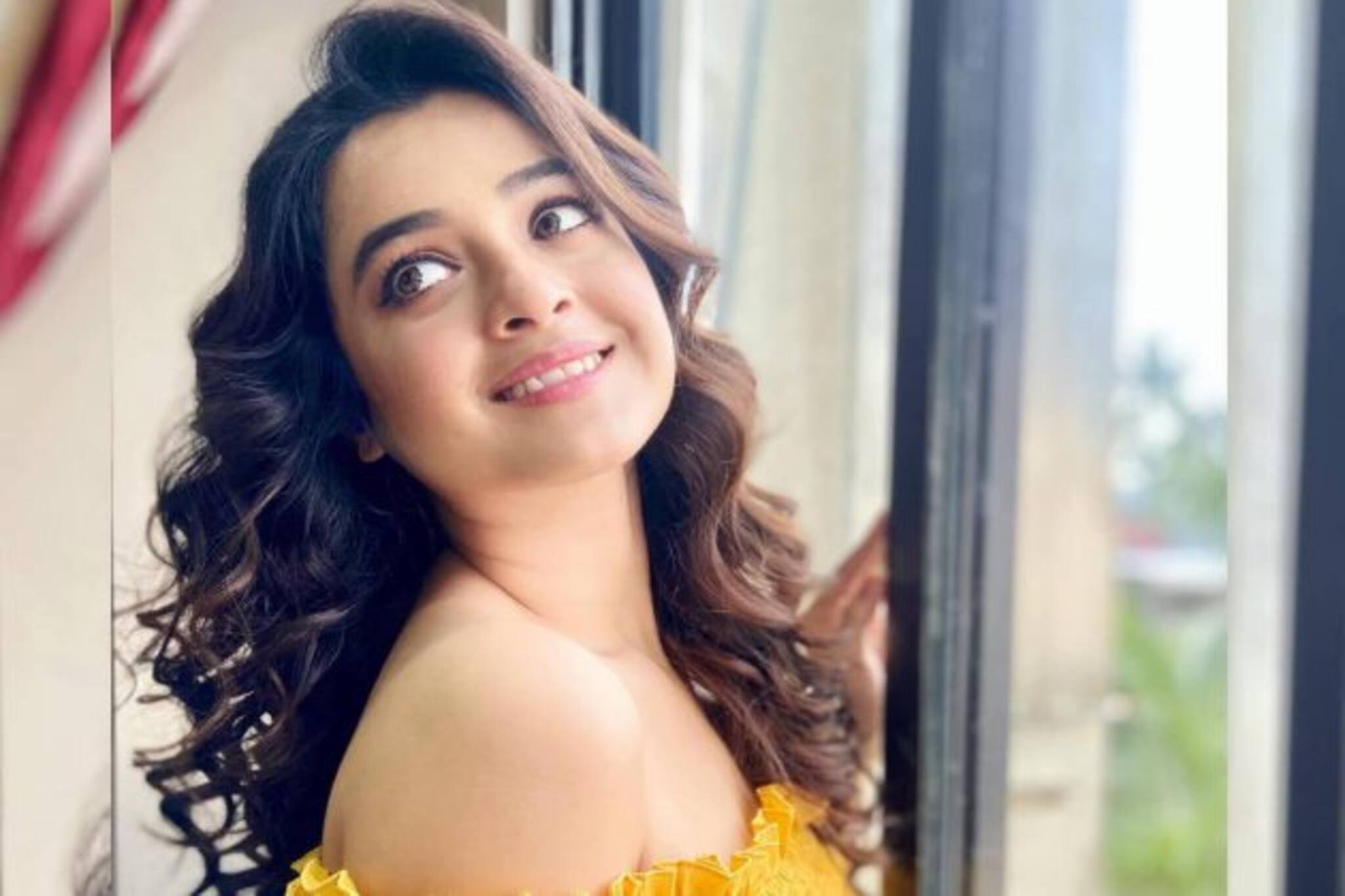 খোঁপায় হলুদ গোলাপ, নেটের ব্লাউজ, জন্মাষ্টমীতে রাধার সাজে দর্শনা পীতাম্বরী