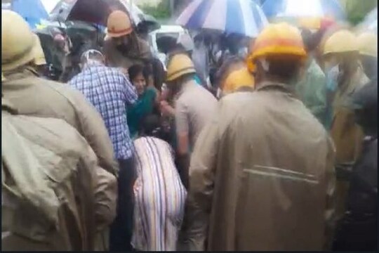 ম্যানহোল থেকে উদ্ধার করা হচ্ছে বৃদ্ধাকে৷