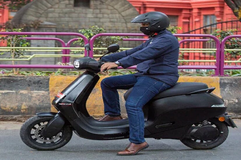 ওলা এস ওয়ান স্কুটারটির বাজারমূল্য ৯৯ হাজার ৯৯৯ টাকা আর এস ওয়ান প্রো স্কুটারটির বাজার মূল্য ১ লক্ষ ২৯ হাজার ৯৯৯ টাকা। 