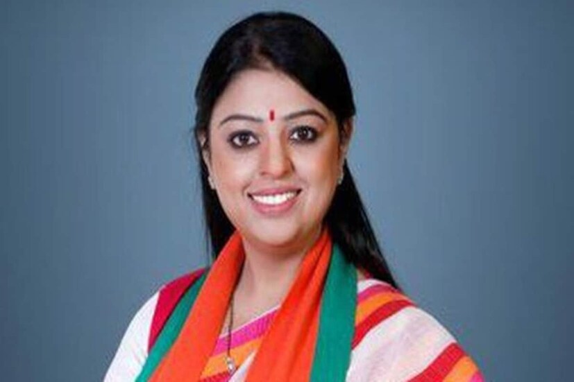 বাবুল সুপ্রিয়র এক সময়ের আইনজীবী, বিজেপি প্রার্থী প্রিয়াঙ্কা টিব্রেওয়ালের হাতে নগদ ৩ লক্ষ ৮ হাজার টাকা।