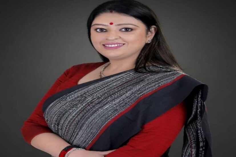 ভোট লড়াইয়ের হিসেবে ধরলে এটি তাঁর জীবনের তৃতীয় লড়াই। তবে বলাই বাহুল্য এ লড়াই এযাবৎ কালের সব থেকে কঠিন। কেননা ভবানীপুরের বিজেপি প্রার্থী প্রিয়াঙ্কা টিবরেওয়ালকে লড়তে হচ্ছে মমতা বন্দ্যোপাধ্যায়ের বিরুদ্ধে। ইতিমধ্যেই ভবানীপুরের তিন প্রার্থীর হলফনামা জমা পড়েছে নির্বাচন কমিশনের কাছে। তাতে দেখা যাচ্ছে সম্পদের বিচারে অনেকটা এগিয়ে রয়েছেন প্রিয়াঙ্কা। কী বলছে তাঁর সম্পত্তির সেই হিসেবনিকেষ? কতটা বিত্তশালী বিজেপি প্রার্থী আইনজীবী প্রিয়াঙ্কা?