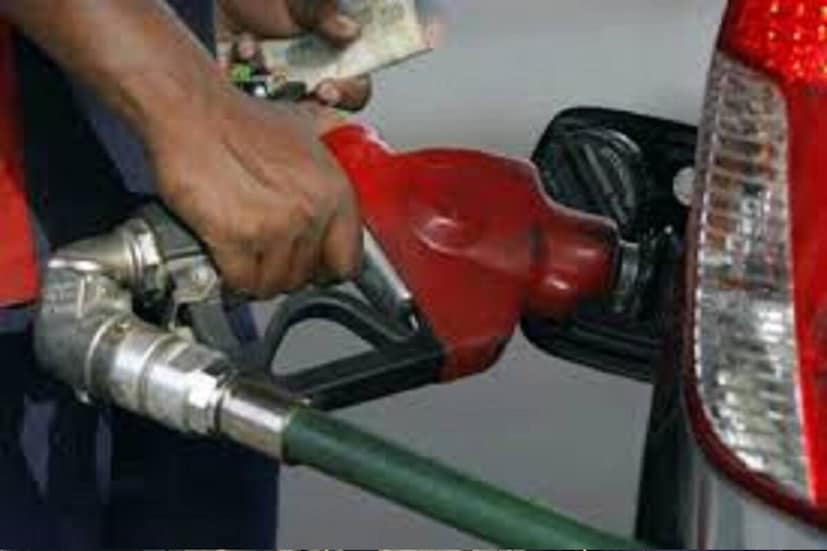 দেশের তিনটি সরকারি অয়েল মার্কেটিং সংস্থা HPCL, BPCL ও IOC প্রতিদিন সকাল ৬টায় পেট্রোল ও ডিজেলের দাম জারি করে থাকে ৷ ওয়েবসাইটের পাশাপাশি এসএমএস-এর মাধ্যমে পেট্রোল ও ডিজেলের দাম সহজেই জানা যায় ৷ এর জন্য কেবল RSP<স্পেস> পেট্রোল পাম্প ডিলারের কোড লিখে 92249 92249 নম্বরে পাঠাতে হবে ৷ আন্তর্জাতিক বাজারে অপরিশোধিত তেলের দাম ও ডলারের তুলনায় টাকার মূল্যের উপর নির্ভর করে দেশের বাজারে পেট্রোল ও ডিজেলের দাম নির্ধারিত করা হয় ৷ 
