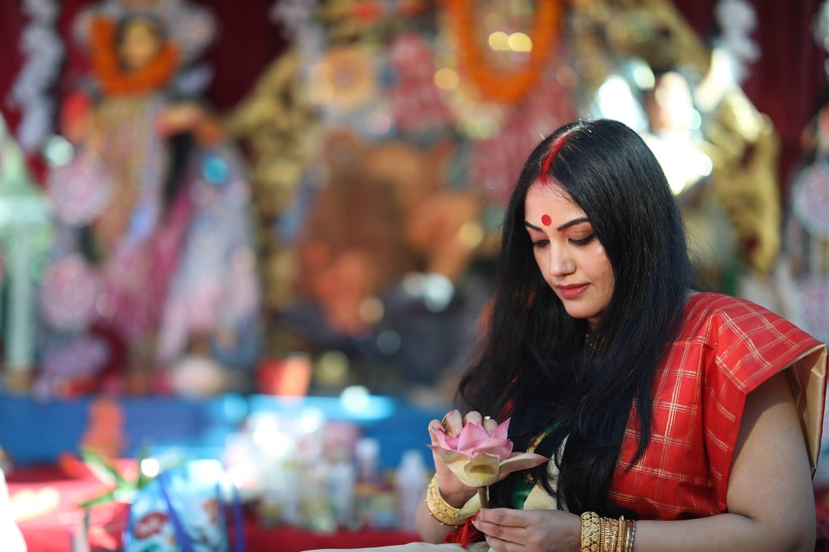 সন্ধিপুজোর প্রস্তুতি যেমন হয় প্রতিবার। ১০৮টি নীলপদ্ম দেওয়া হয় দেবীকে।