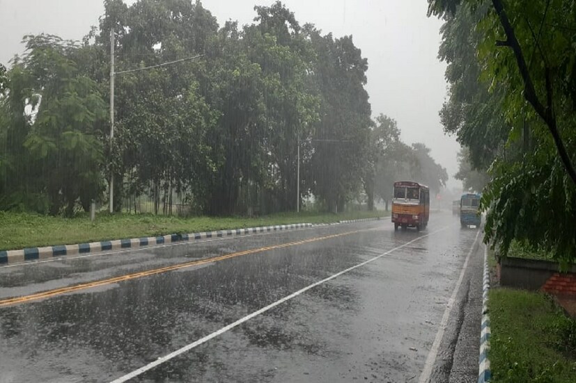 ঘূর্ণাবর্ত তৈরি হচ্ছে বঙ্গোপসাগরে। এর প্রভাবে রবিবার থেকে আবার ভারী বৃষ্টির সম্ভাবনা দক্ষিণবঙ্গে। কাল থেকে বাড়বে উত্তরবঙ্গে বৃষ্টির পরিমাণ। আরও একবার উত্তর বঙ্গোপসাগর উত্তাল হওয়ার আশঙ্কা।