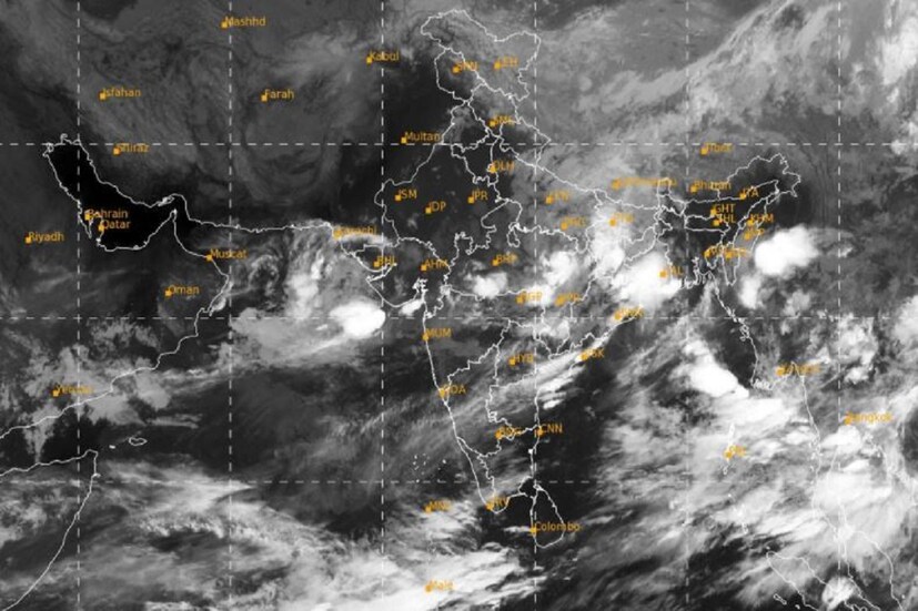 #কলকাতা:  সারা দেশের বিভিন্ন রাজ্যে প্রবল বৃষ্টির অ্যালার্ট (Weather Alert) জারি করল আইএমডি (IMD)৷ ১৬ সেপ্টেম্বর সারা দেশের হরিয়াণা, রাজস্থান, ও পশ্চিমবঙ্গের বিভিন্ন জায়গায় প্রবল বৃষ্টিপাত (severe rain) হবে৷ এছাড়াও ফের বঙ্গোপসাগরে ( Bay of Bengal) নতুন করে তৈরি হওয়া নিম্নচাপ (new depression) থেকে ফের পরিস্থিতি বিগড়োবে শনিবার থেকে ৷ অর্থাৎ ওয়েদার আপডেট অনুযায়ি ফের কলকাতা (Kolkata) সহ দক্ষিণবঙ্গে ভারী বৃষ্টির সম্ভবনা জোরালো হবে৷ Photo Courtesy- IMD/Sattelite Image