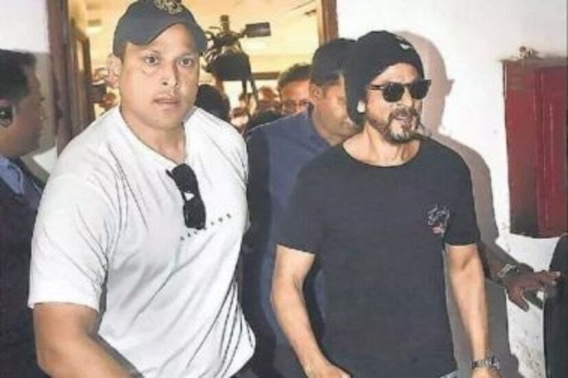 শাহরুখ খান: প্রায় ১০ বছরেরও বেশি সময় ধরে শাহরুখ খানের বডিগার্ড হিসেবে কাজ করছেন রবি সিং। জানা যায়, শাহরুখ রবিকে বছরে ২.৫ কোটি টাকা বেতন দেন। বলিউড সূত্রে খবর, হিন্দি ফিল্ম ইন্ডাস্ট্রিতে সবচেয়ে বেশি মাইনে পাওয়া সেলিব্রিটি বডিগার্ড রবিই। 