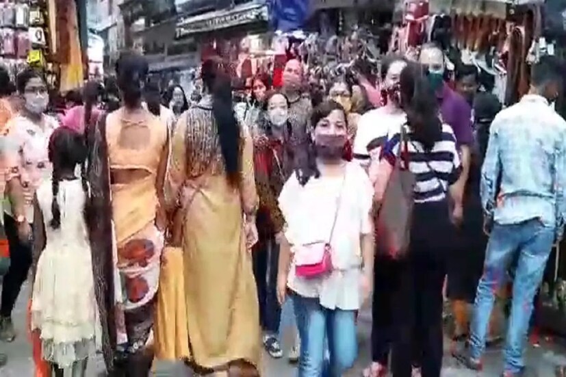 সব মার্কেটগুলোতে পুজোর মতো বাঁশ দিয়ে ঘেরার পরিকল্পনা নেওয়া হয়েছে। এন্ট্রি এবং এক্সিটের আলাদা ব্যবস্থা থাকবে।