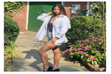 শার্টের একটা বোতামও লাগানো নেই, সুহানা-র সেনসেশনাল ছবি ভাইরাল