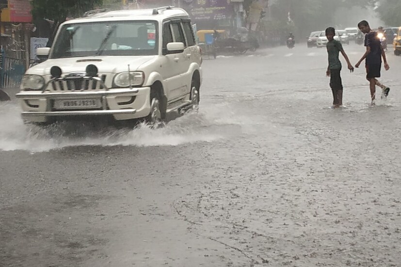  মঙ্গলবারের দিনভর অঝোর বৃষ্টিতে কলকাতার বহু রাস্তাতেই হাঁটুজল। এরই মধ্যে হাওয়া অফিস জানাচ্ছে আজও মেঘলা আকাশ থাকবে। দিনভর হালকা মাঝারি বৃষ্টি। বেলা বাড়লে পরিস্থিতির উন্নতি হতে পারে। তবে সপ্তাহান্তে বঙ্গোপসাগরে ঘূর্ণাবর্তের সম্ভাবনা ক্রমেই জোরালো হচ্ছে। সে ক্ষেত্রে বাংলা উড়িষ্যা উপকূলে শনি-রবিবার ফের বাড়তে পারে বৃষ্টি। ছবি - সুশোভন  ভট্টাচার্য।