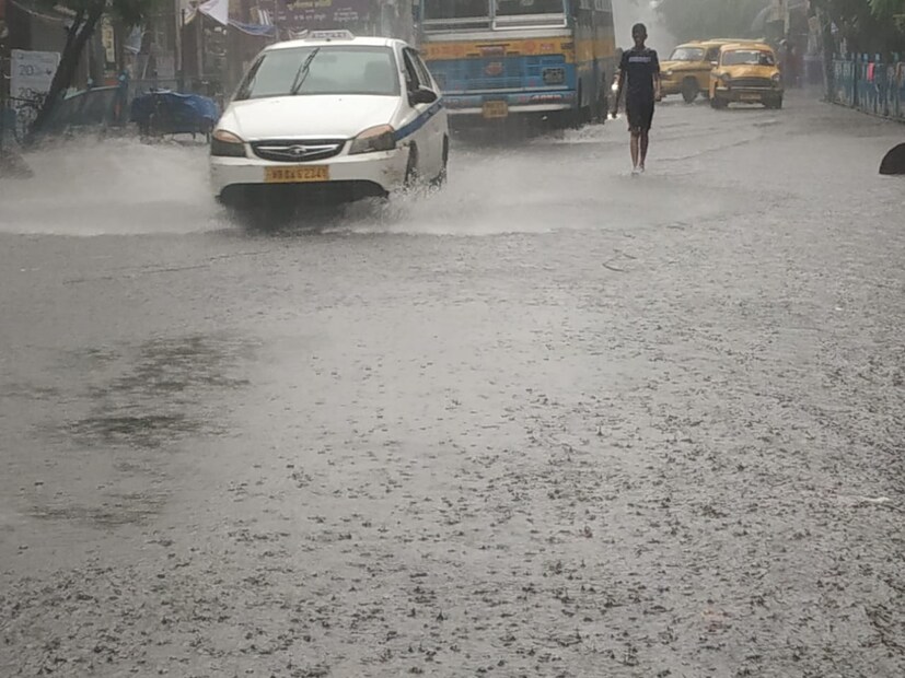 কলকাতায় আজ আংশিক মেঘলা আকাশ। তাপমাত্রা সামান্য বাড়তে পারে। দু-এক পশলা হালকা বৃষ্টির সামান্য সম্ভাবনা। আজ সকালে সর্বনিম্ন তাপমাত্রা ২৬.৪ ডিগ্রি সেলসিয়াস যা স্বাভাবিক। গতকাল বিকেলে সর্বোচ্চ তাপমাত্রা ছিল ৩১.২ ডিগ্রি সেলসিয়াস, স্বাভাবিকের ১ ডিগ্রি নিচে। বাতাসে আপেক্ষিক আর্দ্রতার পরিমাণ ছিল ৮০ থেকে ৯২ শতাংশ। বৃষ্টি হয়েছে খুবই সামান্য ১.২ মিলিমিটার।