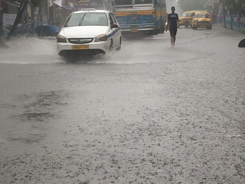 কেমন থাকবে কলকাতার আকাশ- কলকাতায় আজও মূলত মেঘলা আকাশ। দফায় দফায় হালকা মাঝারি বৃষ্টি। কার্যত ইলশেগুঁড়ি বৃষ্টি। বেলার দিকে পরিস্থিতির উন্নতি হতে পারে।