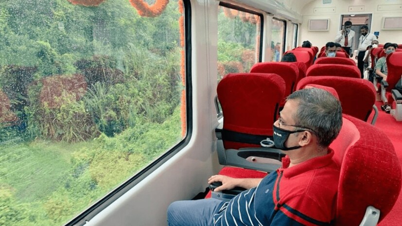 বহু মানুষই পুজোর সময়ে কোথাও বেড়াতে (Darjeeling Dooars) যেতে পছন্দ করেন। তাই পুজোর আগে পর্যটন শিল্পকে আবার ভালো জায়গায় নিয়ে যেতে একাধিক উদ্যোগ নিয়েছে রেল। তার মধ্যে পর্যটকদের ডুয়ার্সের প্রাকৃতিক সৌন্দর্য উপভোগ করাতে চালু হয়েছে ভিস্টাডোম পরিষেবা (Vistadome Service)।