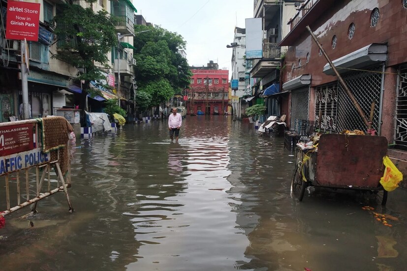  আলিপুর আবহাওয়া দপ্তরের অধিকর্তা গণেশ কুমার দাস বলেন, উত্তর বঙ্গোপসাগরে ঘূর্ণাবর্ত তৈরির সম্ভাবনা । এই ঘূর্ণাবর্ত থেকে দক্ষিণবঙ্গে বৃষ্টি বাড়বে।