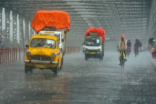 নিম্নচাপের জেরে দক্ষিণবঙ্গে রবি ও সোমবার খারাপ আবহাওয়ার আশঙ্কা রয়েছে। ঝোড়ো হাওয়ার সঙ্গে ভারী বৃষ্টিপাতের আশঙ্কা করা হচ্ছে। গাঙ্গেয় পশ্চিমবঙ্গের প্রায় সব জেলাতেই মঙ্গলবার পর্যন্ত বৃষ্টি চলবে বলে জানাচ্ছে আবহাওয়া দফতর। উত্তর ও দক্ষিণ ২৪ পরগনা, পূর্ব ও পশ্চিম মেদিনীপুরে ভারী বৃষ্টির সম্ভাবনা।