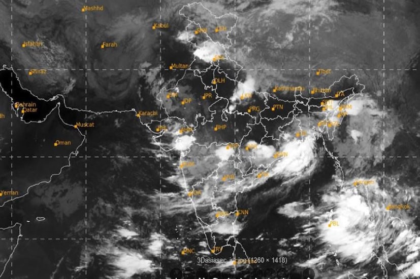 কলকাতায় সেপ্টেম্বর মাসে বৃষ্টির ১৩ বছরের পুরনো রেকর্ড ভেঙে দিয়েছে সপ্তাহান্তে নিম্নচাপের প্রভাবে শুরু হওয়া বৃষ্টি৷ কলকাতায় সোমবার এত বৃষ্টি হয়েছে যে ১৩ বছরে সেপ্টেম্বরে এত বৃষ্টি কখনও হয়নি৷ সোমবারের প্রবল বৃষ্টির (Kolkata Rain) জেরে কলকাতা সহ দক্ষিণবঙ্গের (Kolkata and South Bengal)) বিস্তৃর্ণ এলাকা জলের নিচে৷ Photo Courtsey- IMD/Sattelite Picture 
