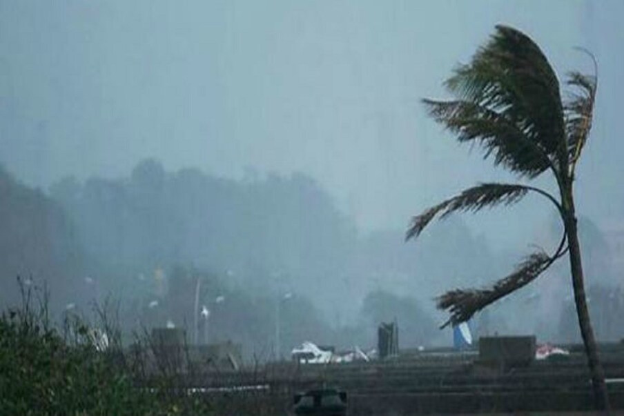  রাতভোর অবিশ্রান্ত বৃষ্টির পর সকাল হয়ে দুপুর গড়ালেও বৃষ্টি বন্ধ হয়নি। কলকাতা ও দক্ষিণবঙ্গের জেলাগুলিতে চলছে নাগাড়ে ঘন বৃষ্টি । উত্তর-পশ্চিম বঙ্গোপসাগরে ঘূর্ণাবর্ত এই মুহূর্তে গাঙ্গেয় পশ্চিমবঙ্গের উপর অবস্থান করছে (West Bengal Weather Update)। প্রতীকী ছবি ৷