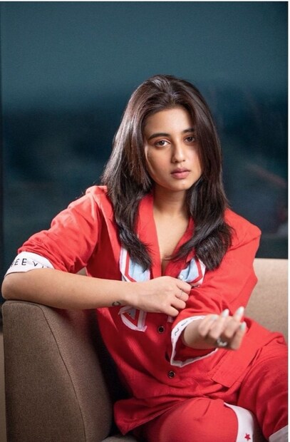 ট্রোলারদের বক্তব‍্য, নুসরত জাহানকে নিজের আদর্শ বানিয়েছেন স্বস্তিকা। আবার একাংশের ব‍্যঙ্গ, কাজ পাচ্ছেন না বলে এসব করবেন? কয়েকজন আবার পরামর্শ দিয়েছেন, নুসরতের মতো অবৈধ ভাবে যেন মা হবেন না।