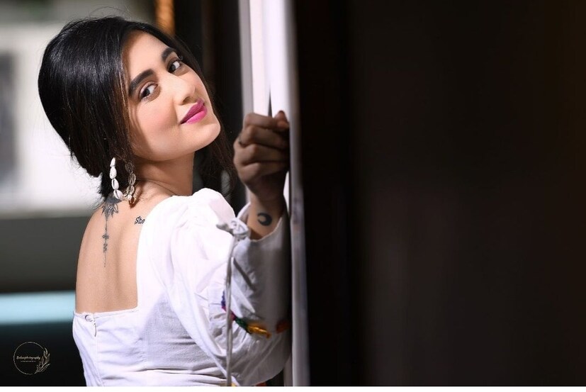 প্রসঙ্গত, কী করে বলবো তোমায় শেষের পরেই লুক চেঞ্জ করেছেন স্বস্তিকা। তুলনামূলক বোল্ড ফটোশুটেও দেখা গিয়েছে তাঁকে। এই নিয়েও ট্রোলের মুখে পড়তে হয়েছে অভিনেত্রীকে। তবে প্রতিবারেই ট্রোলকে পাত্তা না দিয়ে তিনি বুঝিয়ে দিয়েছেন সমাজের চোখরাঙানিতে ভয় পাওয়ার মতো মানুষ তিনি নন।