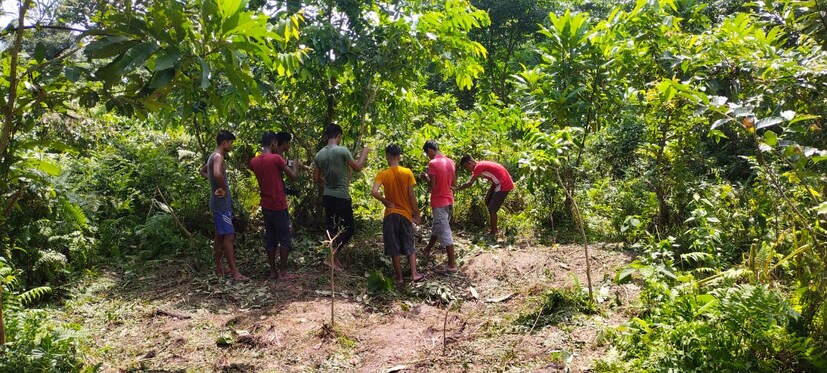 জানা গিয়েছে, সোমবার সকালে ডুয়ার্সের খয়েরবাড়ি জঙ্গল সংলগ্ন এলাকায় ঝোপ ঝাড় পরিস্কার করছিলেন শ্রমিকরা। সেসময় তারা লক্ষ্য করেন একটি অজগর সাপ আস্ত একটা হরিণ গিলে খাচ্ছে। এই দেখে চাঞ্চল্য ছড়িয়ে পরে। আর বড় মাপের ওই হরিণ গিলে ফেলে মরনাপন্ন অবস্থা অজগরের। পেট ফুলে ঢোল হয়ে আছে। নড়তে চড়তেও পারছে না। স্থানীয় বাসিন্দাদের দাবি, একটা বিশাল আকৃতির অজগর বড়সড় মাপের হরিণ খেয়ে ফেলেছে আর সেই কারণে এখন মরণাপন্ন অবস্থা অজগরের।