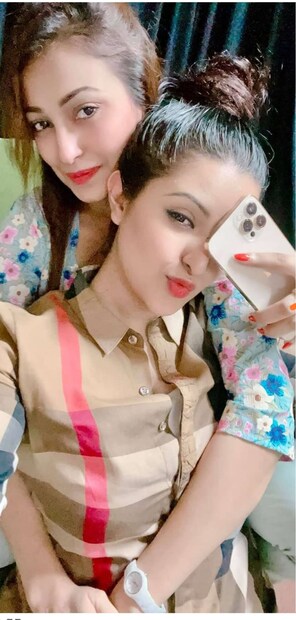 জামিন পেয়ে পরীমণি বাড়ি ফিরলে দেখাও করতে যান রিপা। তখনই নিজের সোনার নুপুর খুলে রিপা-কে উপহার দিয়েছিলেন পরীমণি। সে ছবি রিপা শেয়ার করেছিল নিজের সোশ্যাল মিডিয়ায়। এবার রিপা দিলেন উপহার পরীকে। দিলেন আইফোন ১২ প্রো। ভারতে যার বাজারমূল্য শুরু ১ লাখ ১০ হাজার টাকা থেকে।