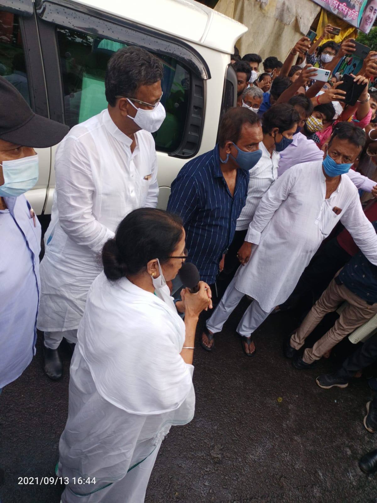 সঙ্গী ফিরহাদ হাকিম...