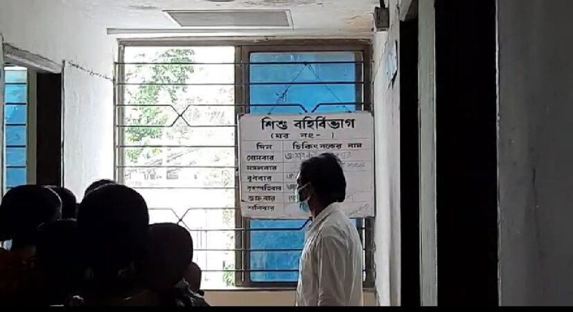 বাড়ছে ভর্তির সংখ্যাও। তুলনায় অপ্রতুল বেডের সংখ্যা। জেলা হাসপাতালের মেঝেতেই চলছে আক্রান্ত শিশুদের চিকিৎসা। চাপ বাড়ায় বেডের সংখ্যা অপ্রতুল হওয়াটাই স্বাভাবিক। আইসিইউতে বেডের সংখ্যা বাড়ানো হবে বলে জানান হাসপাতাল সুপার প্রদীপ্ত ভট্টাচার্য।