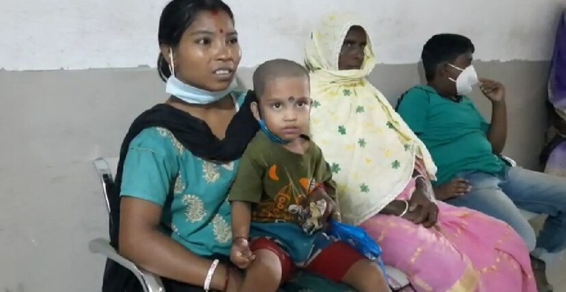 শিলিগুড়ি তো বটেই উত্তরবঙ্গের অন্য জেলা থেকেও ভিড় বাড়ছে শিশু রোগীদের। মেডিকেলে পর্যাপ্ত পরিকাঠামো রয়েছে বলে দাবি কর্তৃপক্ষের। অন্যদিকে একই ছবি শিলিগুড়ি জেলা হাসপাতালেও। সকাল থেকে শিশুদের কোলে নিয়ে মায়েদের লম্বা লাইন। থিক থিক ভিড় বহির্বিভাগে।
