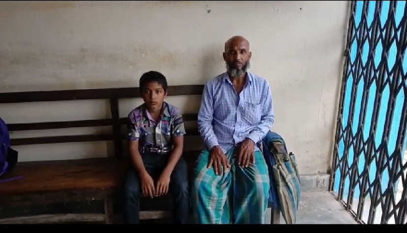 ছেলে নিখোঁজের ঘটনায় (Lost Minor Found) গোয়ালপোখর থানায় একটি অভিযোগ দায়ের করেন পিতা জিয়াবুল। জলপাইগুড়ি রেল ষ্টেশনে এক কিশোরকে ঘোরাঘুরি করতে দেখে রেল পুলিশের সন্দেহ হয়। পুলিশ সন্দেহজনকভাবে ঘুরতে দেখেই তাকে আটক করে।