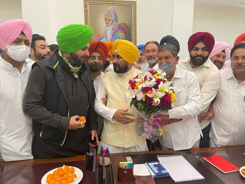 শপথ গ্রহণ (Punjab CM) অনুষ্ঠানের শেষে শুরু হয় লাড্ডু খাওয়া পর্ব। শুভ কাজে একে অপরকে লাড্ডু খাওয়ানোর রীতি রয়েছে উত্তর ভারতে। পঞ্জাবের সেই ট্র্যাডিশন মেনেই চরণজিতের মুখে লাড্ডু তুলে দেন প্রবীণ বিধায়করা। ছিলেন সিধুও।