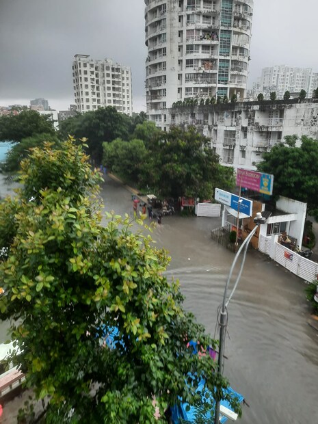 কালীঘাটে ১৪৯.৬ মিলি।বালিগঞ্জে ১৪৬ মিলি। মোমিনপুরে ১৩৮ মিলি। ঠনঠনিয়ায় ১২৯.৬ মিলি। দত্তবাগানে ১৪৪ মিলি। জঞ্জিরাবাজারে ১২৮ মিলি। এই তালিকার মধ্যে সবথেকে কম পরিমাণে বৃষ্টি হয়েছে সিপিটি ক্যানেলে। রবিবার রাত থেকে মাত্র ৪৫ মিলি বৃষ্টি হয়েছে এখানে।