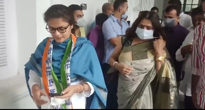 যদি অন্য় কোনও রাজনৈতিক দল ওই আসনে প্রতিদ্বন্দ্বীতা না করে তবে আর ভোটাভুটি হবে না এমনটাই জানা যাচ্ছে। আগামী ৪ অক্টোবর মানস ভুঁইয়ার ছেড়ে যাওয়া আসনে ভোট হওয়ার কথা।