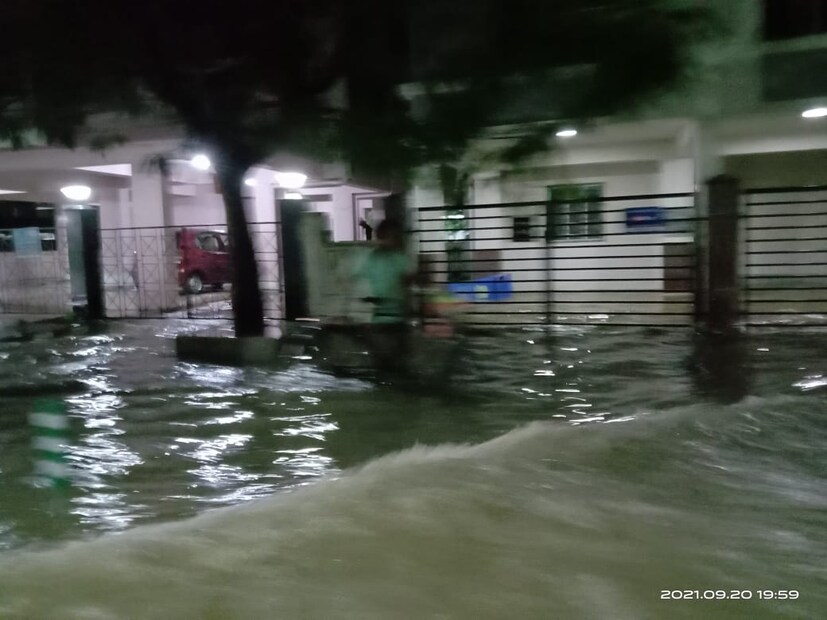 বঙ্গোপসাগরের উপরে সৃষ্ট ঘূর্ণাবর্তের কারণে রাজ্যজুড়ে নিম্নচাপ। রবিবার থেকে বৃষ্টির কারণে কার্যত জলের তলায় মহানগরী। ধাপা, তোপসিয়া এবং উল্টোডাঙ্গা ছাড়াও শহরের বেশিরভাগ জায়গায় বৃষ্টির পরিমাণ ১০০ মিলিমিটার ছাড়িয়েছে।