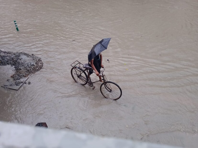 তবে আবহাওয়া দফতর সূত্রে জানা গিয়েছে বৃষ্টি  (Kolkata Rain Update) অব্যাহত থাকলেও মঙ্গলবার থেকে কলকাতায় কমবে বৃষ্টির পরিমান। এছাড়াও হাওয়া অফিসের তরফে জানানো হয়েছে, চলতি মাসের শেষ সপ্তাহে (২৫ এবং ২৮ সেপ্টেম্বর) বঙ্গোপসাগরে আরও দুটি নিম্নচাপ তৈরি হতে পারে। সেই নিম্নচাপ তৈরি হলে আবারও চলতি মাসের শেষ সপ্তাহে ভারী বৃষ্টি হবে দক্ষিণবঙ্গের জেলাগুলিতে।