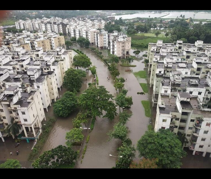 জল জমে যায় সুখবৃষ্টি আবাসনের সর্বত্র। তুমুল নাকাল হতে হয় মানুষজনকে। আগামিকাল পরিস্থিতি কেমন থাকে সেদিকে তাকিয়ে আবাসিকরা। 